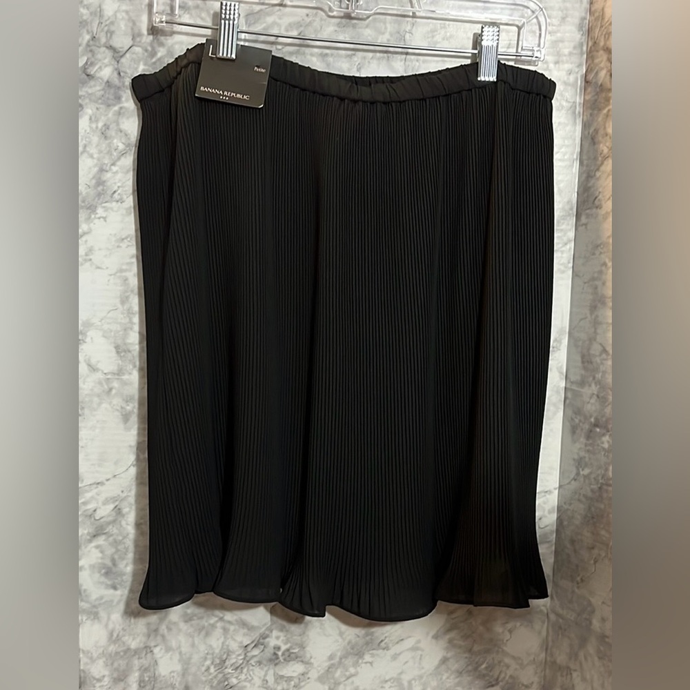 Banana Republic Pleated Black Knee-Length A-Line Skirt. Size L Petite - Picture 10 of 10